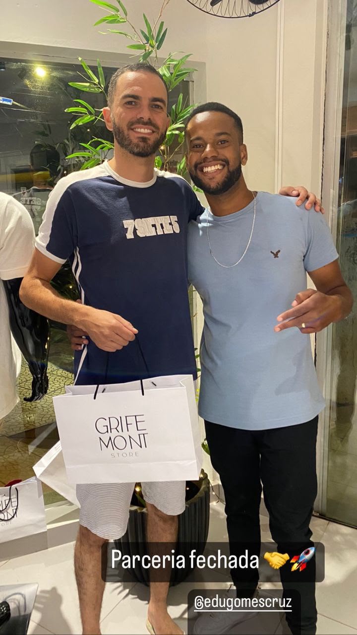 Cliente com Guilherme e uma sacola da Grife Mont